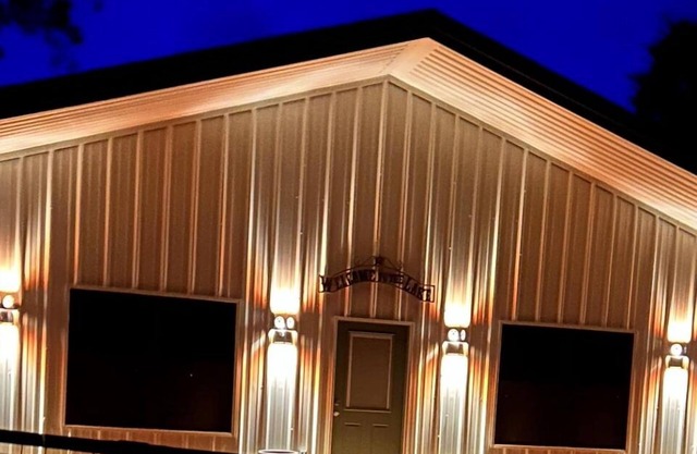 Cozy cabin that sleeps 6 with AC and WiFi on beautiful Palo Pinto lake.