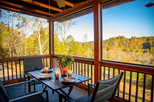 Cozy Cabin: w/Balcony, Pool Table, Fire pit & BBQ