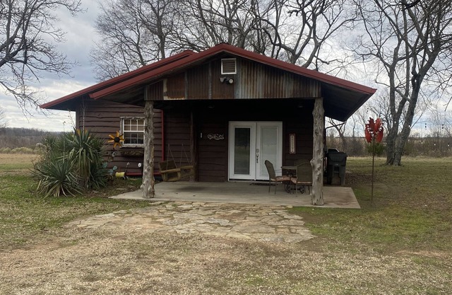 Cozy cabin w/fire pit, close town with a country feel & 20 min from Hochatown!