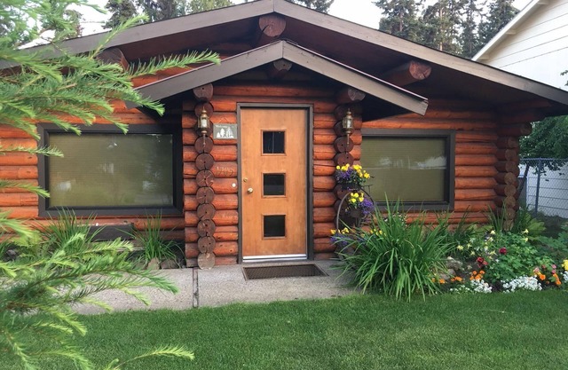 Cozy Cabin w/gas fireplacen. Great location in town. On city bus line.