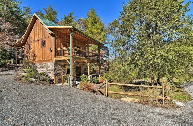 Cozy Cabin w/Hot Tub & Fireplace – 15 Mi to Asheville