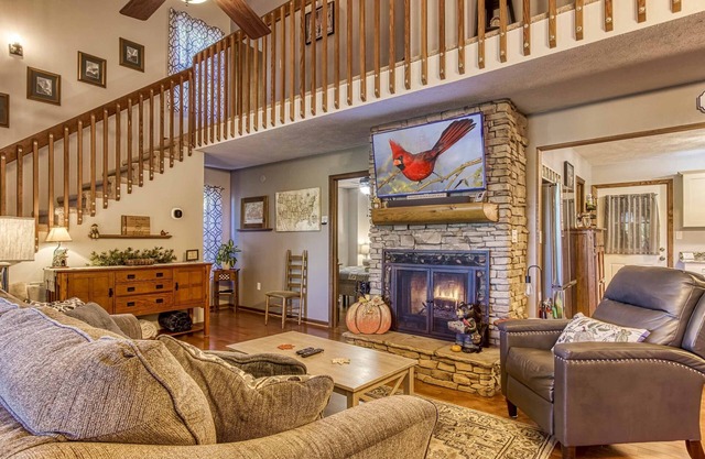Cozy Cabin w/Mountain Views Near SkyLift Park!