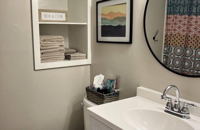 Cozy cabin with 1 bedroom, fireplace, AC, WiFi in Convenient Foscoe