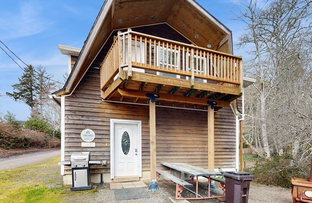 Cozy cabin with fireplace & WiFi, fishing & boats welcome - dog friendly