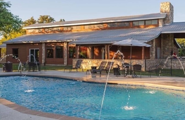 Cozy cabin with WiFi, fitness room in cool Austin