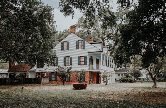 Cozy Cajun Cabin two blocks from the Parade Route or Downtown Lafayette