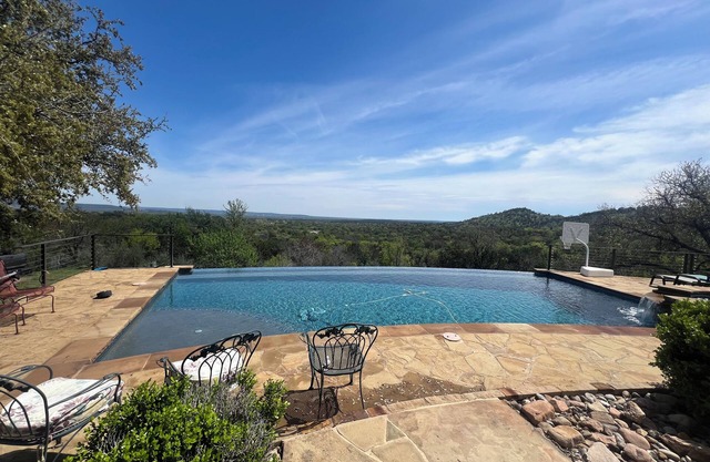 Cozy Camper in the Hill Country. Just 10 minutes from Kingsland, LBj, & Llano