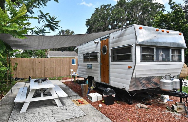 Cozy Camper Stay in Mount Dora – Pet Friendly, Walk to Downtown!