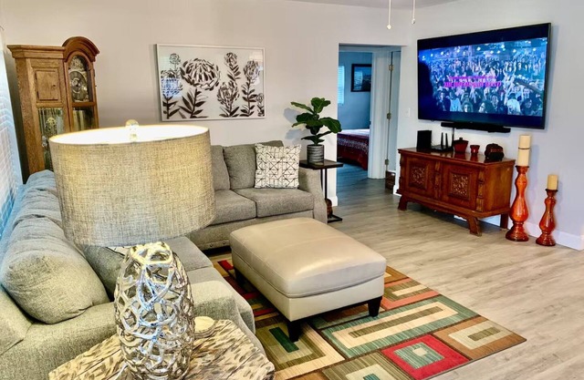 Cozy Canal home, w/Kayaks/Lake Henderson/Withlacoochee Bike Trail/Springs