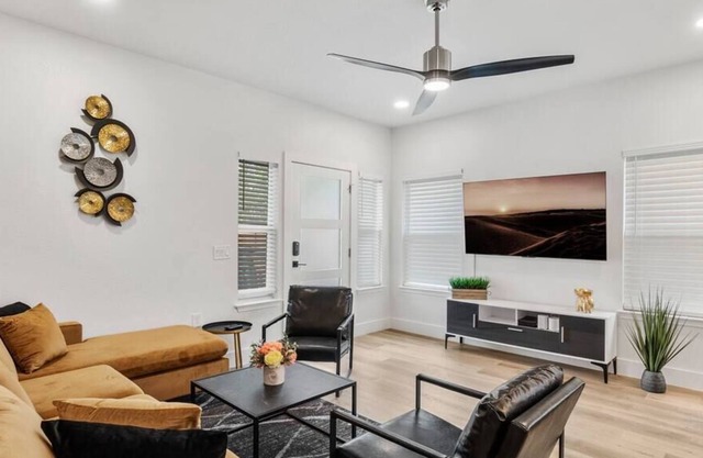 Cozy & Central ~ Close to i35 and 5M to Downtown!