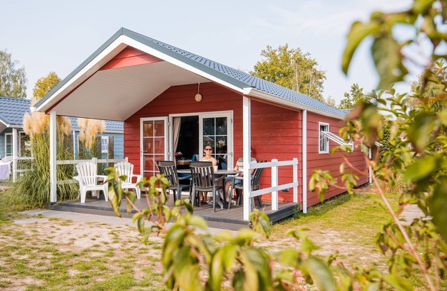 Cozy chalet with covered terrace, in a holiday park on the Leukermeer