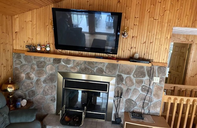 Cozy Chalet with Waterfront View