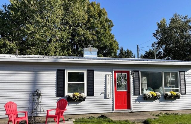 Cozy, Cheery, & Central Location to all EUP has to offer!