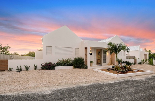 Cozy & Chic Grace Bay Beach Pets Welcome!