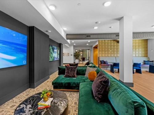 Cozy Cityscape w Pool, BBQ, Lounge, Gym & Parking