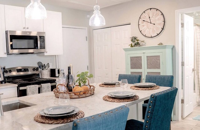 Cozy Coastal Cottages of Dunedin #2 - Walk to Downtown or ride to the beach!