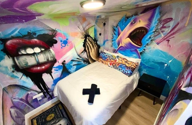 Cozy & Colorful Miami Art Canvas w/HotTub & Murals