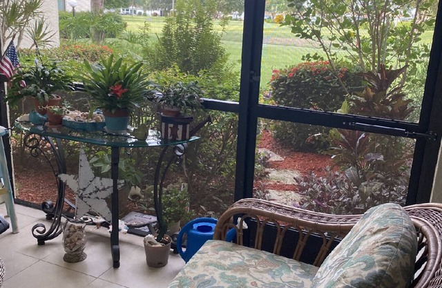 Cozy condo, 4 miles to the beach and only 3 miles to downtown 5th Avenue!