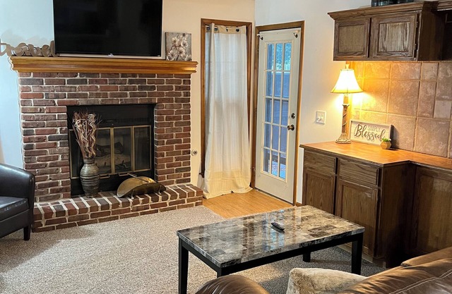 Cozy condo close to everything in Kansas City! You’ll love KC for the holidays!