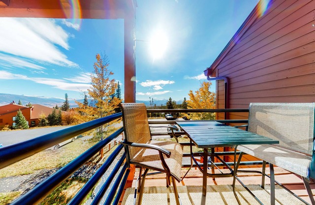 Cozy condo with fireplace, pool, & hot tub - near trails