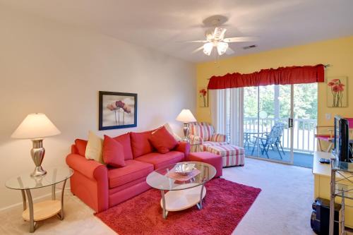 Cozy Condo with Golf Course View 4 Mi to Shore!