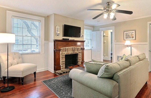 Cozy Condo with Patio 1 Block to Forsyth Park