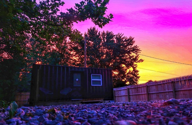 Cozy Container House, King Bed, Pets, Wifi, 1 Night Stays, Griddle, Firepit