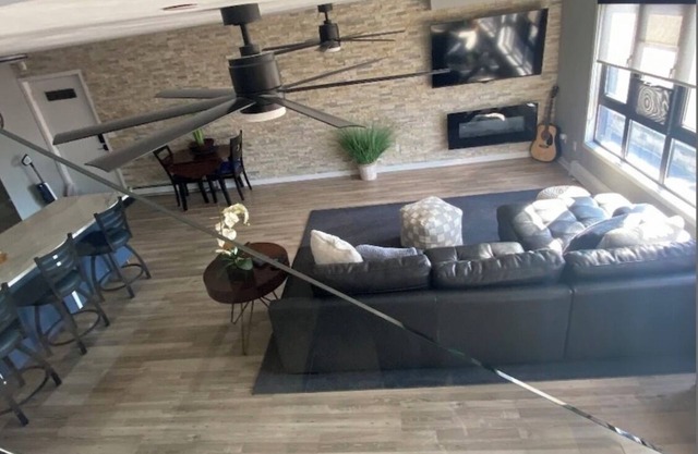 Cozy Contemporary condo in downtown Saugatuck! Few days left in Summer to book!