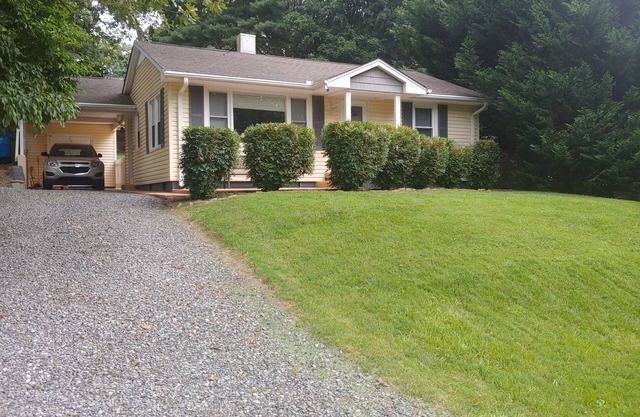 Cozy Cork Cottage Asheville South Private/Secure/Quaint/Near Airport