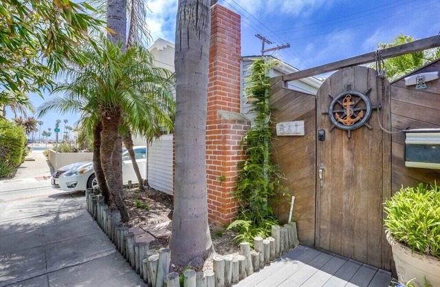 Cozy Cottage. 3 Bedrooms with private patio.