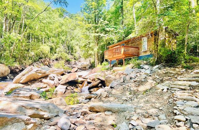 Cozy Cottage Beside Creek with Waterfalls