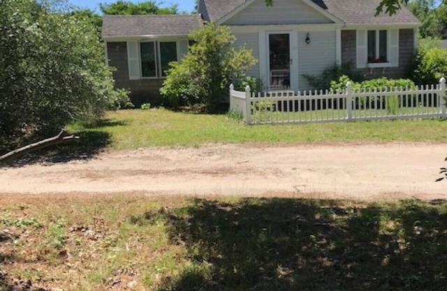 Cozy Cottage close to Beaches, Boating, Biking, Shopping and more