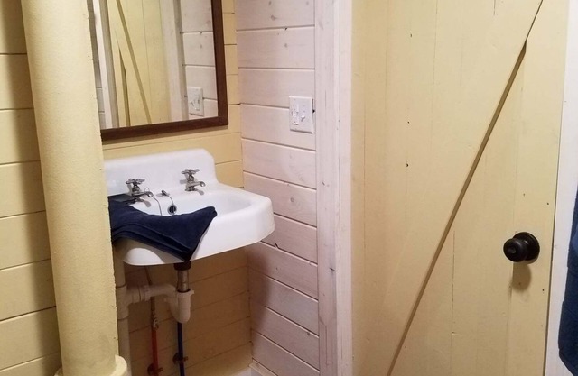Cozy Cottage, Dog Friendly, Close to beach, Natural Wood, Waterfall on site