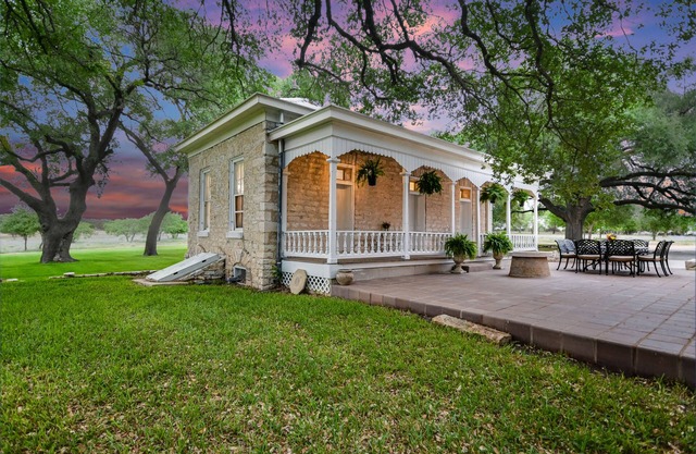 Cozy cottage in lovely Lampasas with lots of fresh air and beautiful scenery