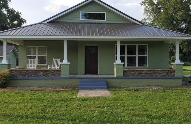 Cozy Cottage in the Cove Just Minutes from the University of the South