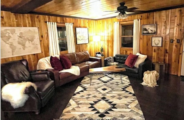 Cozy Cottage - Minutes from Snowshoe Ski Resort!