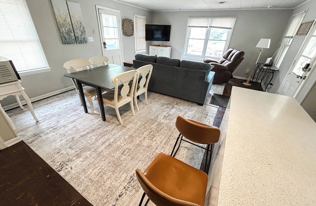 Cozy Cottage on Gravel Lake, WMU, Wine Trail, Kayaks