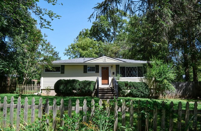 Cozy Cottage only steps away from Downtown Brevard!