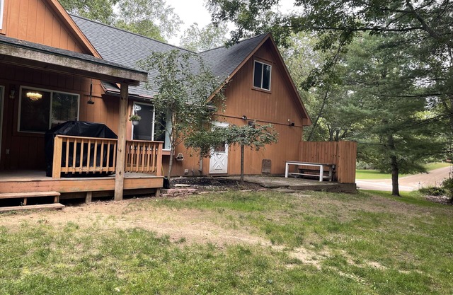 Cozy cottage surrounded by Canadian Lakes with great amenities