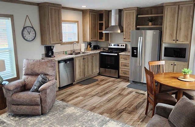 Cozy cottage w/1 bedroom, WiFi, AC in tranquil Springville close to boat ramps