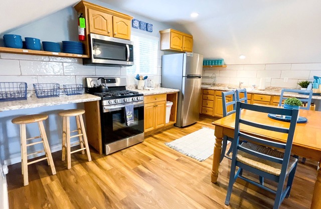 Cozy Cottage w/Hot Tub, 2 Blocks from Lake, 15 minute drive to Beaver Mtn