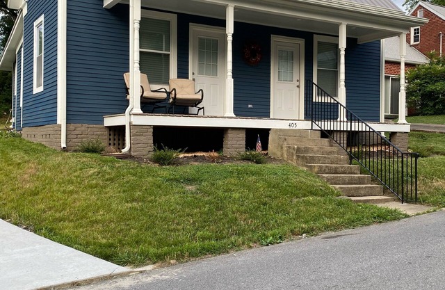 Cozy Cottage walking distance to Downtown!