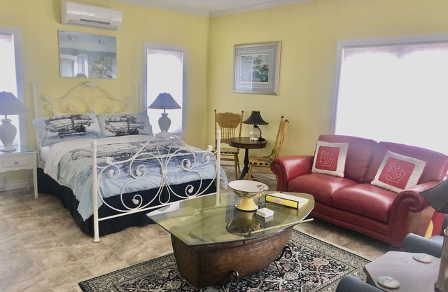 Cozy cottage with beautiful Sandy Beachfront on Lake Michigan, Sunsets! A/C.