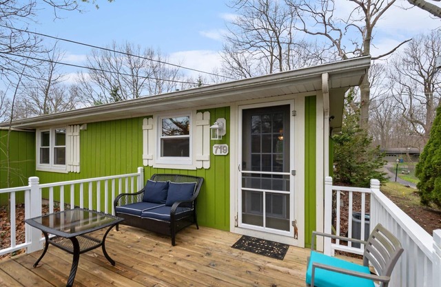 "Cozy Cottages" Green Cottage Hot tub-Town!