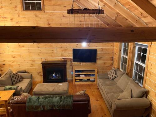 Cozy Creekside Cabin in the heart of Hocking Hills