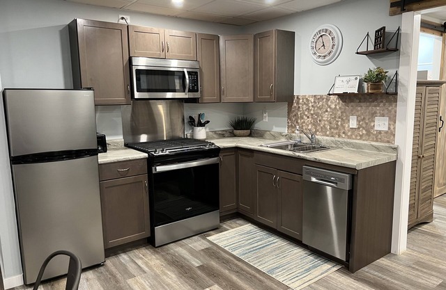 Cozy cute home recently rehabbed with 5 min to outlet mall, casino