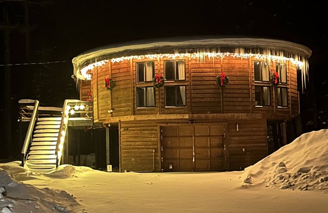 Cozy dome cabin in Blue River forest 7 min to Breck. Pet friendly! On bus route!