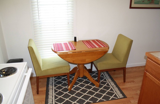 Cozy Efficiency near University and town