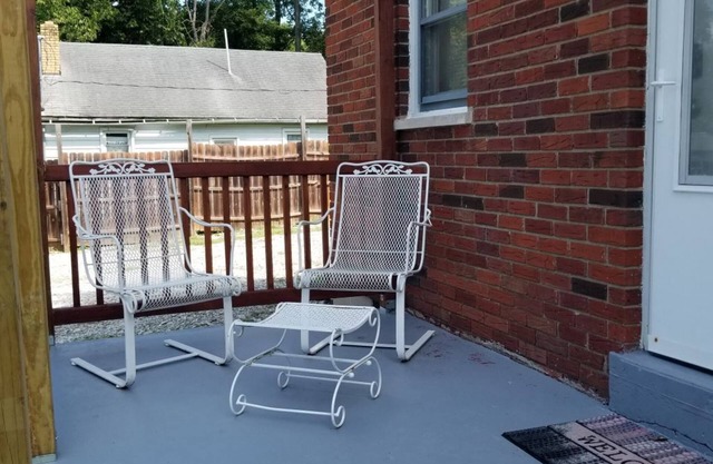 Cozy Efficiency on South Hogan Creek w/ fireplace unit & large walk-in closet.