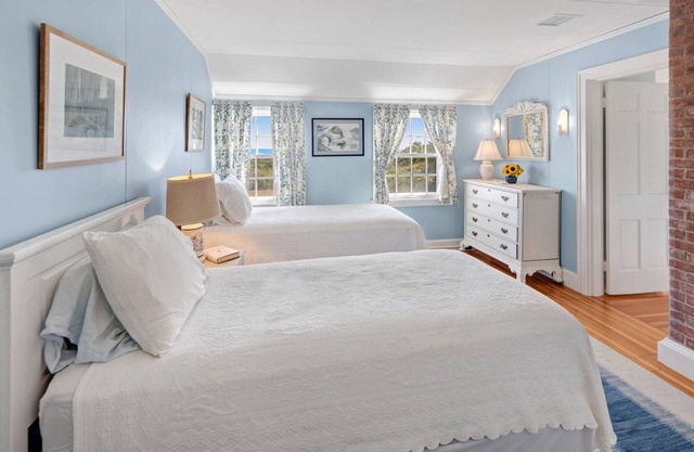 Cozy Family Escape with Private Beach Access and Shared Tennis Courts